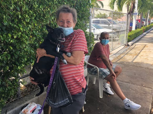 Sara Pérez, de 81 años, su hijo Ángel de 55 y su perrita Wanda, llevan viviendo en las calles de Miami desde el mes de agosto, cuando fueron desalojados por no poder pagar su renta.