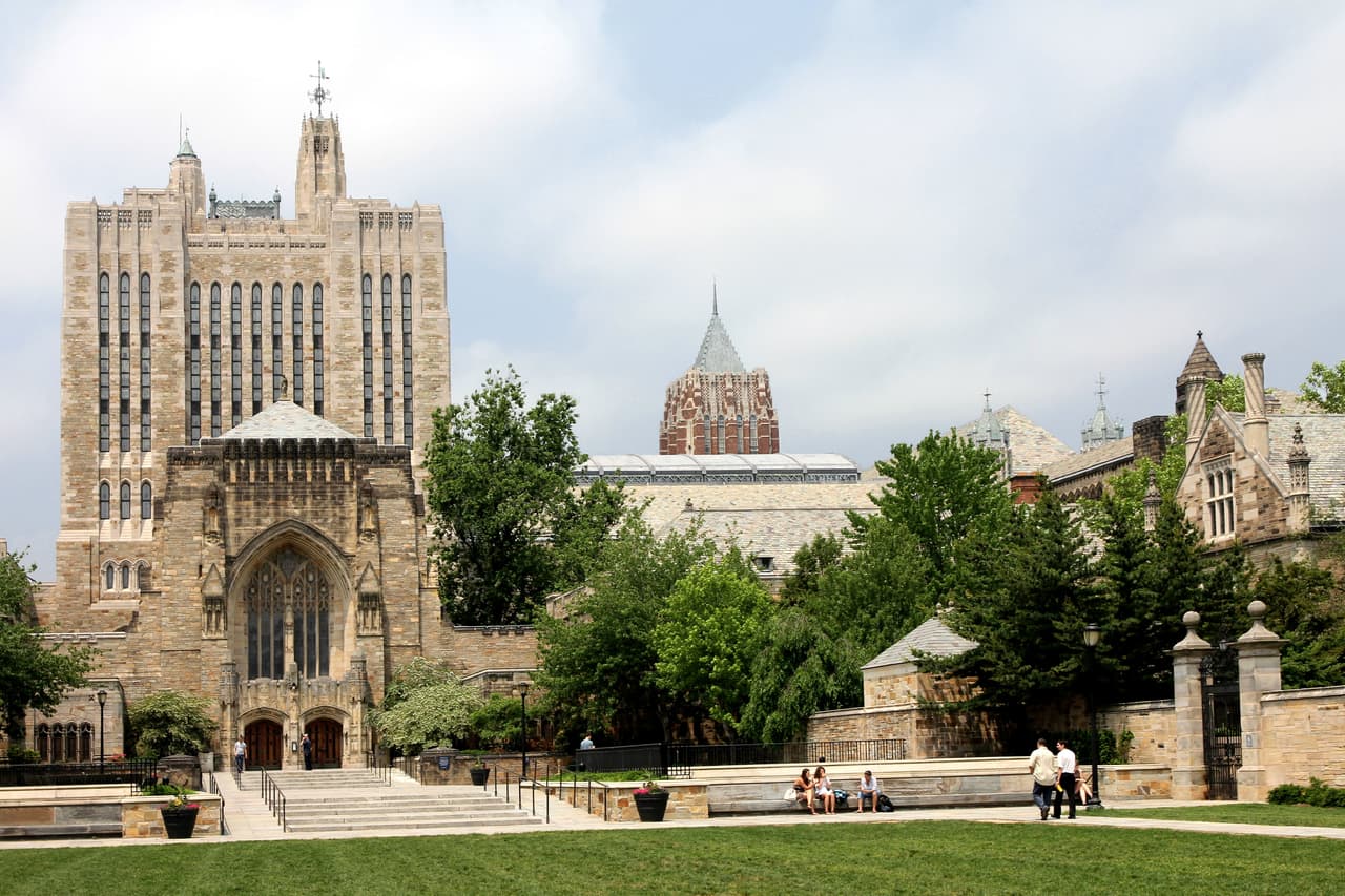 <b>Yale University</b>
<br>
<br>Posición: 10 (empate)
<br>País: Estados Unidos
<br>Ciudad: New Haven, Connecticut
<br>Puntuación global: 83.4
<br>
<br>Matrícula y gastos promedio por año:
<br>Residente del estado: $47,600
<br>Fuera del estado: Igual