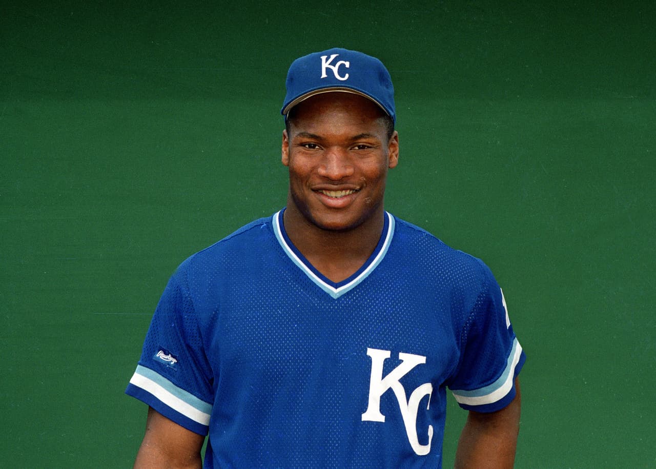 Bo Jackson fue otro de esos atletas súper dotados para jugar dos deportes de forma simultánea. De 1986 a 1994 jugó en MLB con Kansas City Royals, Chicago White Sox y los entonces California Angels.