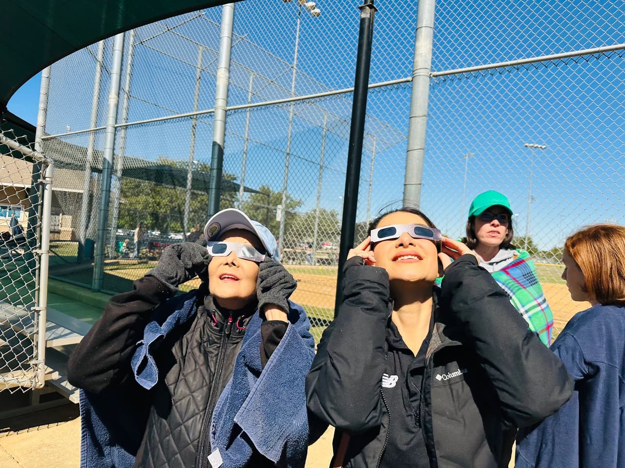 En Dallas, Texas nuestra meteoróloga Nelly Carreño y su mamá vieron el eclipse solar anular en una cancha de béisbol.