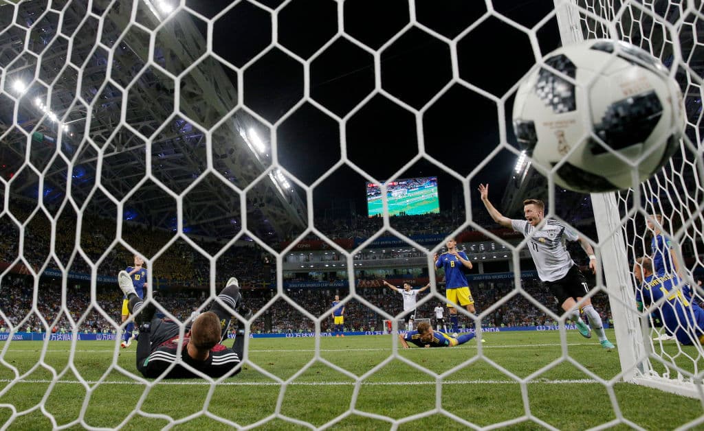 De manera fortuita porque impacta el esférico con la rodilla, no le pega bien a la pelota el delantero del Borussia Dortmund pero con eso bastó para que los teutones lograran el ansiado empate.