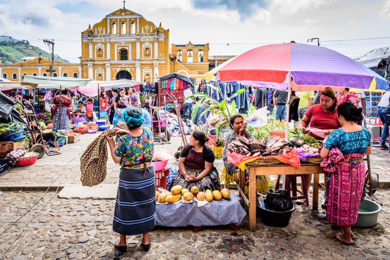 <b>Guatemala: 383 dólares al mes.</b> 
<a href="https://www.pewresearch.org/fact-tank/2019/09/16/key-facts-about-u-s-hispanics/"><u>1,4 millones de guatemaltecos viven en Estados Unidos</u></a>, según una investigación de Pew. En este país de 17 millones de habitantes se han contagiado de covid alrededor de 128,000 personas, y han muerto 4,376.