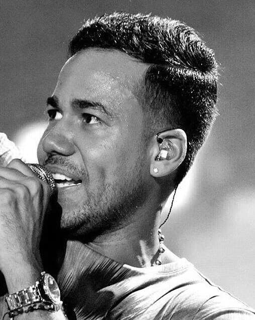 En sus shows, esa mirada refleja toda la emoción que tiene al cantarle a todos los enamorados.