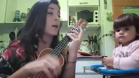 Otra versión que acaparó la atención es la de una joven madre argentina, acompañada de un ukelele y su pequeña, al cambiar por completo la letra para mandar un mensaje anti machista. "Tu machismo me oprime y eso es cultural, tu machismo me mata y eso es real. Ni una menos, vivas nos queremos”, dice una parte de la canción.