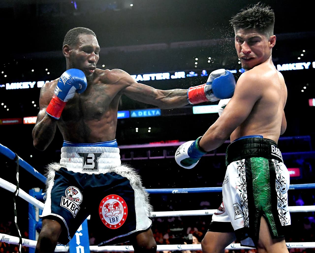 Easter Jr, 12 centímetros más alto que García en la estatura y con un alcance de 20 centímetros superior al nacido en Oxnard, California, eran armas que empezaba a usar el nativo de Toledo, Ohio.