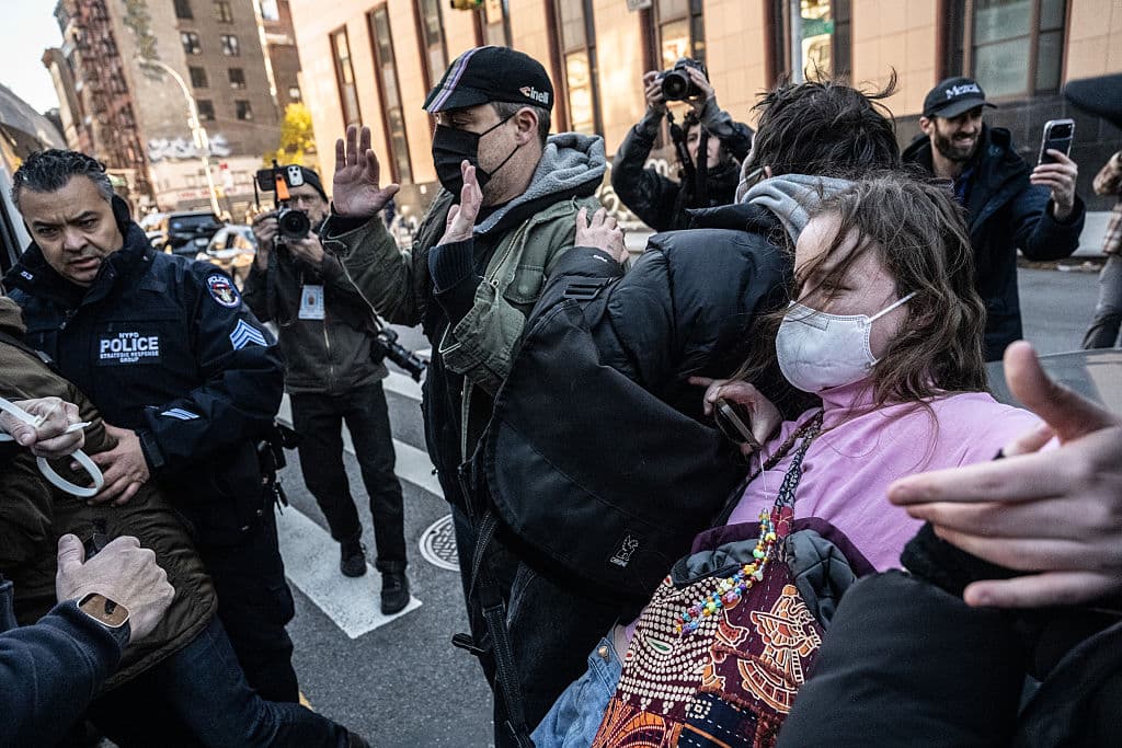 Los manifestantes colocaron bolsas de basura, contenedores de reciclaje, conos de tráfico y macetas en la entrada para bloquear el paso de vehículos.