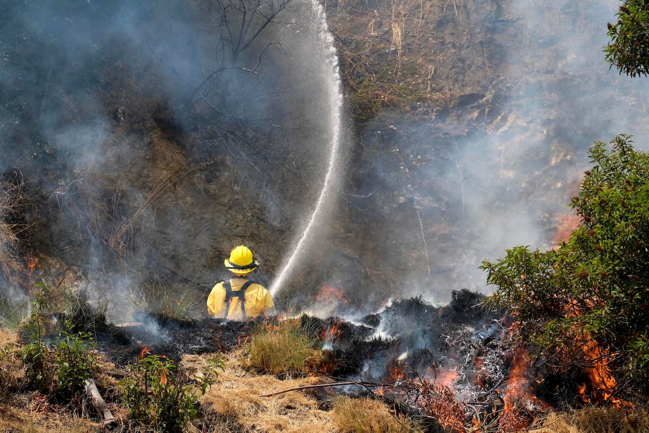 "Es un fuego muy dinámico", señaló el jefe del Departamento de Bomberos de Los Ángeles, Ralph Terrazas.