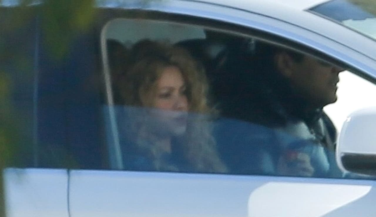 Un día después de ganar el Latin GRAMMY al Mejor Álbum Vocal Pop Contemporáneo, por 'El Dorado', Shakira salió de su casa en Barcelona en compañía de su hermano Tonino.
