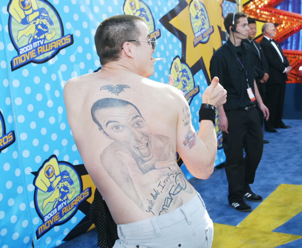 Steve-O presume su tatuaje en los MTV Movie Awards de 2003