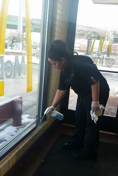 Dora Peña tiene tres trabajos para sobrevivir, uno de ellos en un restaurante de comida rápida