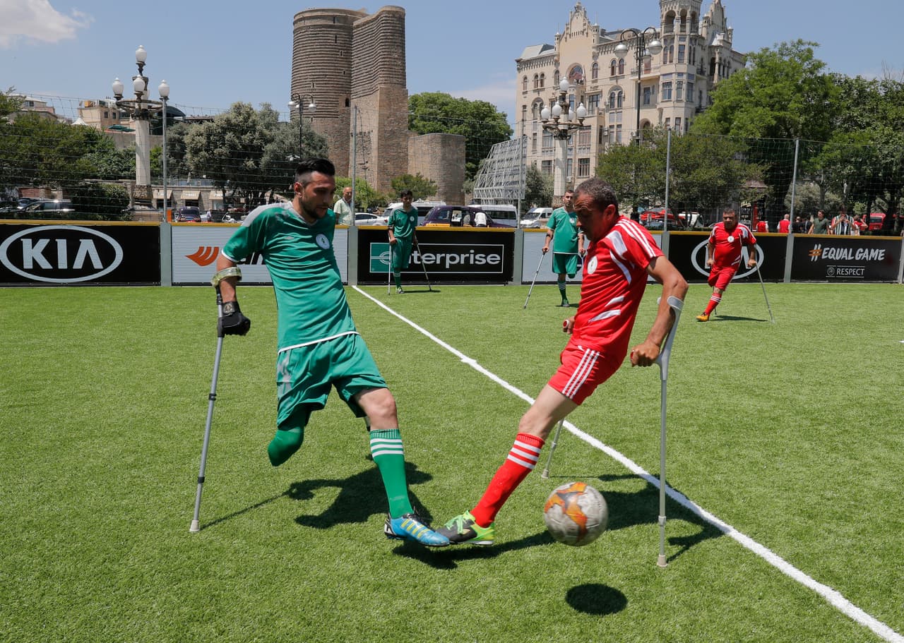 Bakú respira fútbol por esos días, pero en la mañana de este miércoles el ambiente se prendió desde temprano con los aficionados que poco a poco fueron llegando al Fan Fest dispuesto por la UEFA para quienes no lograron conseguir una entrada para la Final entre Arsenal y Chelsea.