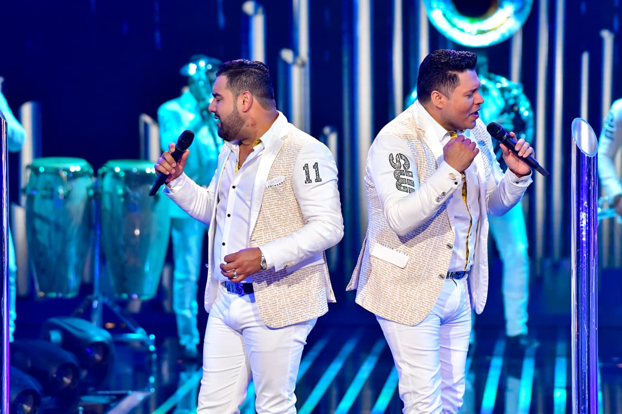 Ahora sí, había llegado el momento. Los vocalistas de Banda MS empezaron a entonar: "No elegí conocerte, fue cuestión de mala suerte, una mala decisión. Por primera vez ella tenía razón, no elegí amarte tanto pero me ganó tu encanto.