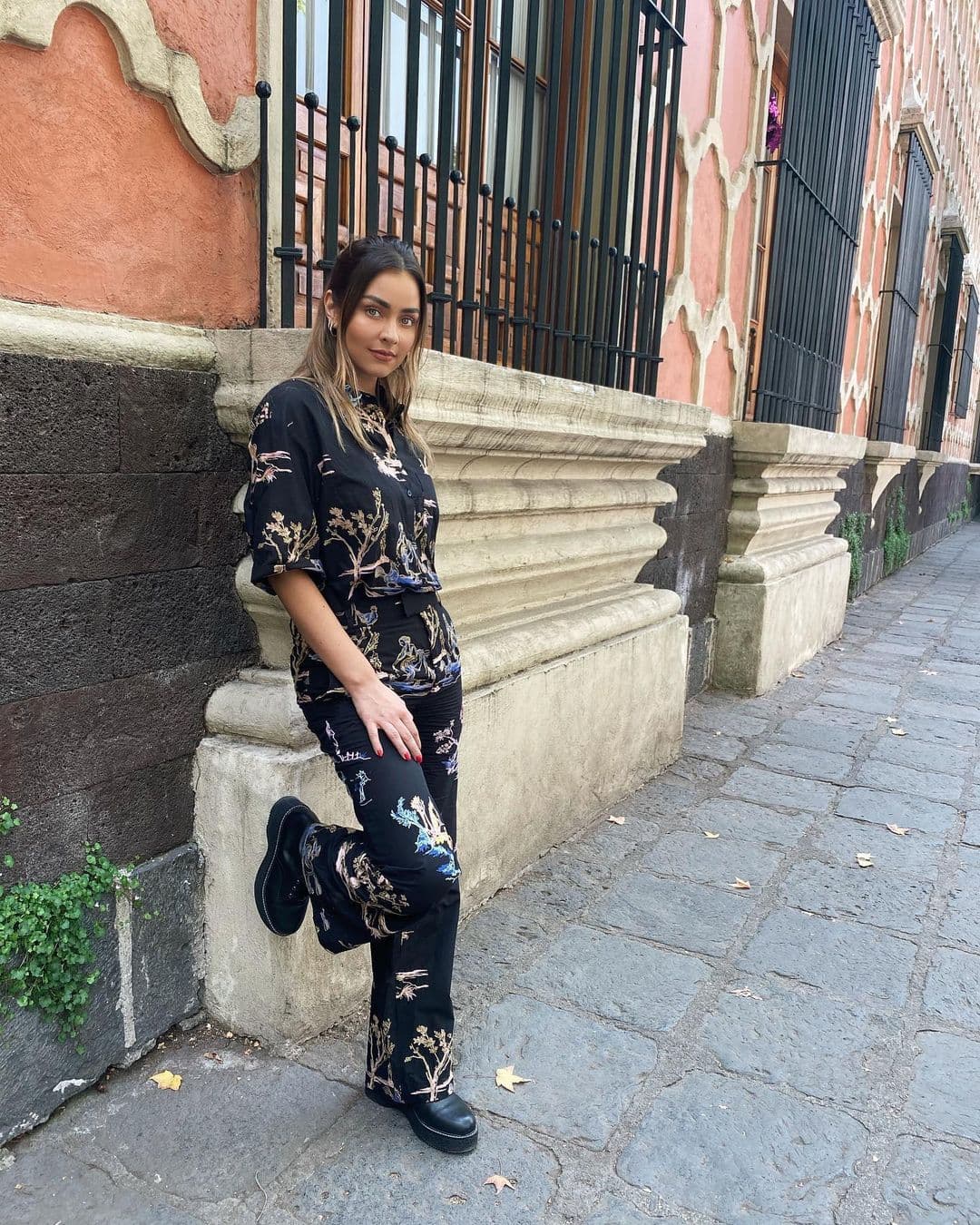 Como cualquier usuario del transporte público, la actriz compró su boleto y abordó uno de lo vagones del metro sin ser reconocida. "Hice un tour por Santa María la Ribera, que es donde ella vive (Mariana), 
<b>hice mis viajes en el metro y anduve de aquí para allá</b>", mencionó.