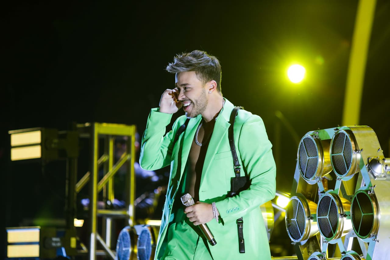 Decenas de fans subieron al escenario mientras cantaba su sencillo y tuvieron la oportunidad de bailar junto a él por unos segundos.