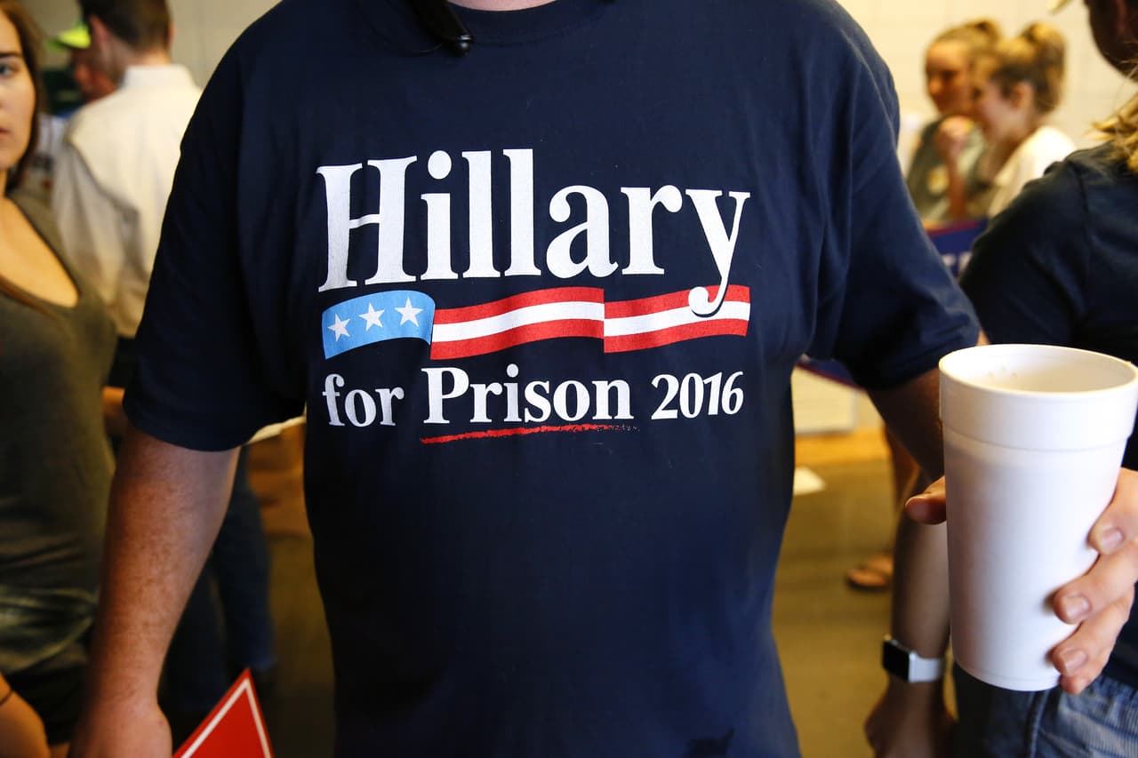 El candidato Donald Trump ha sentenciado varias veces que Hillary Clinton debería estar en prisión. Sus seguidores hacen eco de esta idea usando una camiseta que simple vista parece decir Hillary para la presidencia, pero que al volverla a leer es fácil percatarse del cambio de palabra por 'prisión'. Getty Images