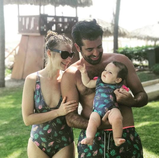 Layevska, quien no ha interrumpido su carrera actoral, se casó en 2014 con el empresario Rodrigo Moreira. Tres años después, se convirtieron en padres de una linda niña llamada Masha.