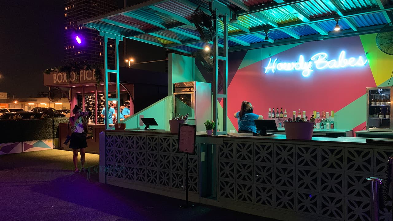 También cuentan con auriculares inalámbricos de alta calidad, cómodos asientos, acompañados de comida y bebidas.