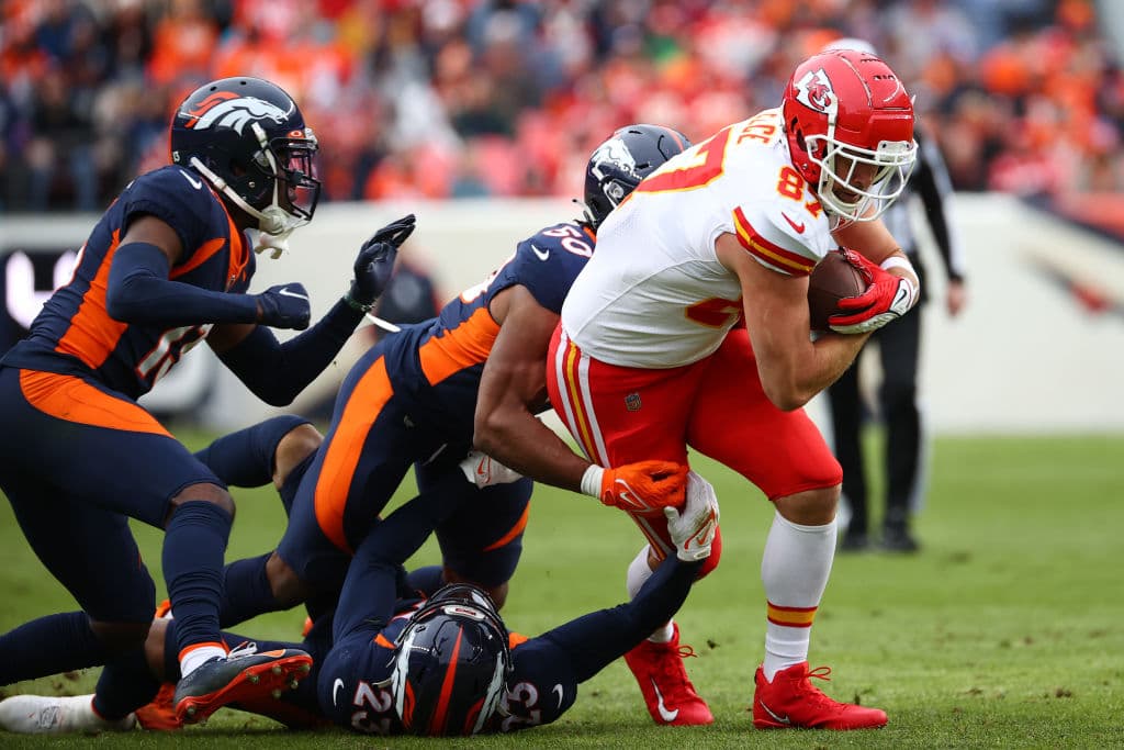 Los Chiefs vienen de atrás para vencer 28-24 a los Denver Broncos y aseguran su liderato de la Conferencia Nacional.
