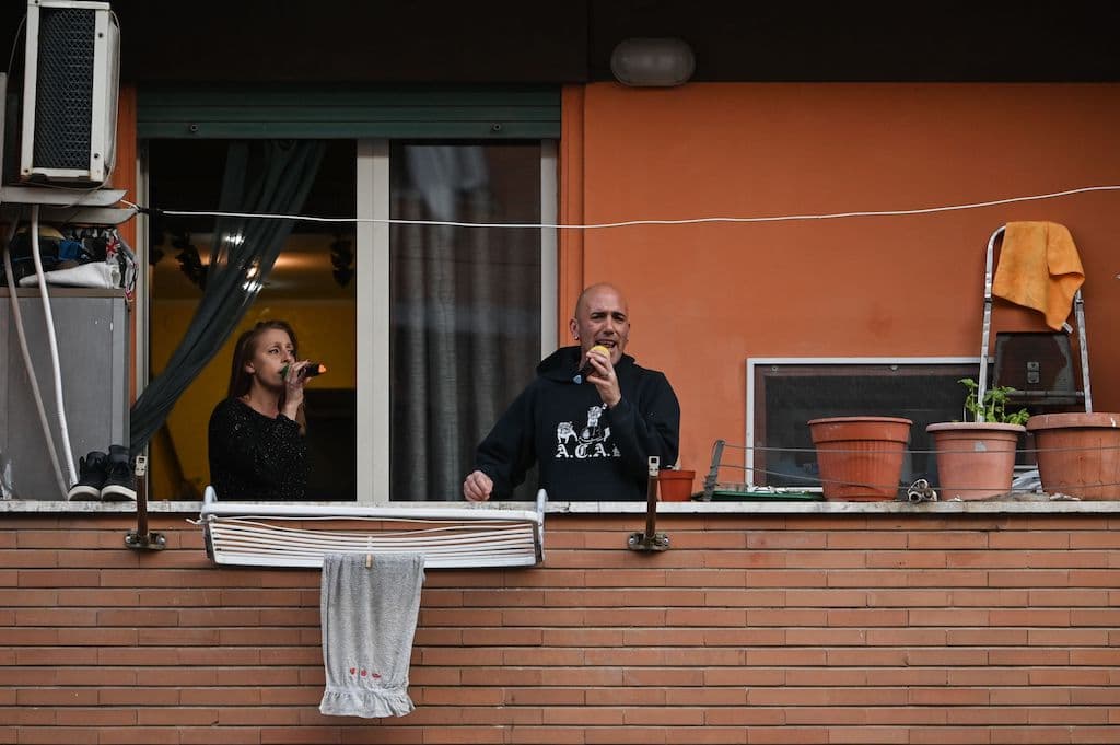 Vecinos cantan "Una canzone per l'Italia" (Una canción para Italia) en el distrito de Magliana en Roma. En Italia, el brote del virus ha sido particularmente mortal: ha matado a unas 15,000 personas hasta los primeros días de abril.