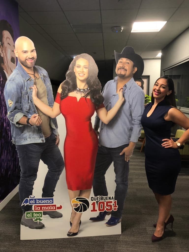 Fui varias veces a Univision, en las instalaciones, aproveché para tomarme fotos con mis amigos de 
<b>El Bueno, La Mala y El Feo</b>.