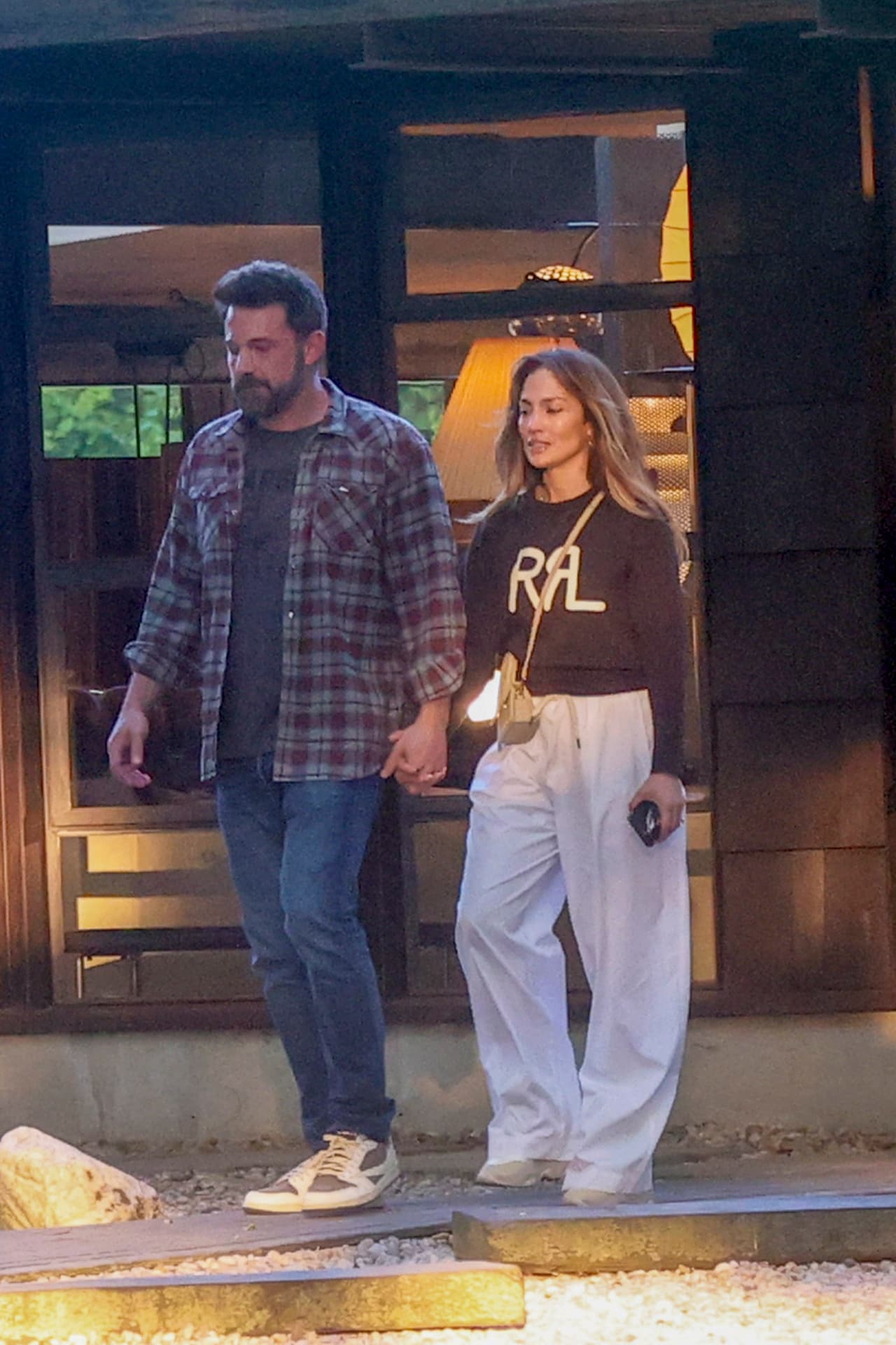 De acuerdo con Grosby Group, la estrella de ‘Armadeddon’ y la intérprete de ‘If you had my love’ acudieron a una mueblería en la ciudad de Los Ángeles. 
<br>