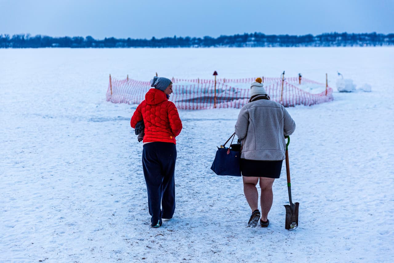 Los integrantes del grupo se encuentran bien temprano y se sumergen en una "piscina" escarbada en el lago congelado.