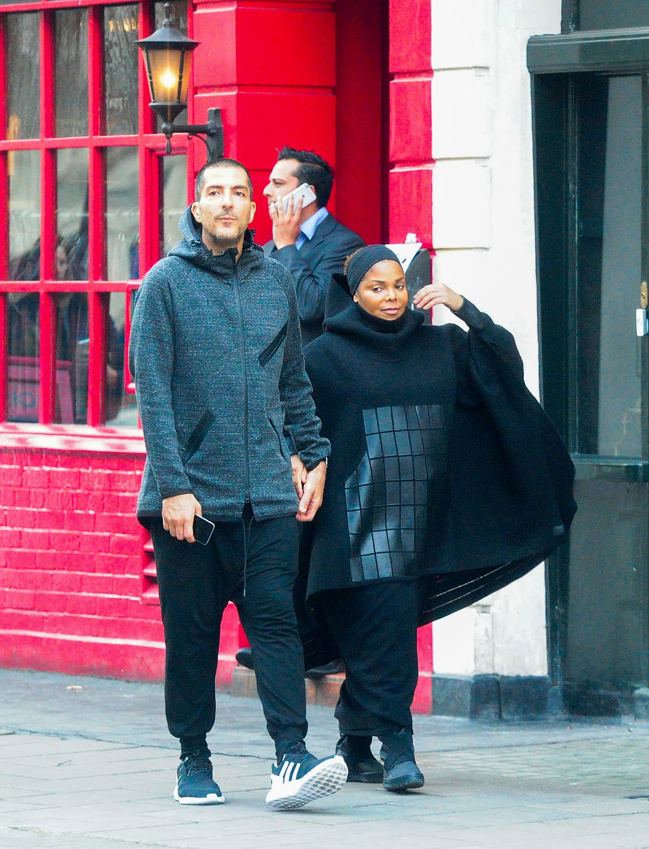 La pareja visitó una tienda de juguetes y regalos para niños.