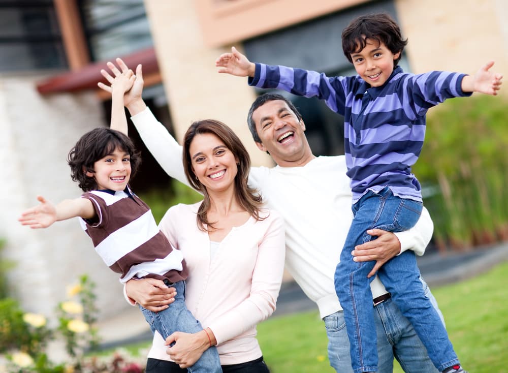 Como se ve, con unos simples ajustes y agudizando el sentido de la armonía, la belleza, la estética y el buen gusto, aún con recursos muy limitados se puede limpiar la casa y convertirla en lo que realmente debe ser: un hogar que atraiga amor, prosperidad y alegría a toda la familia.