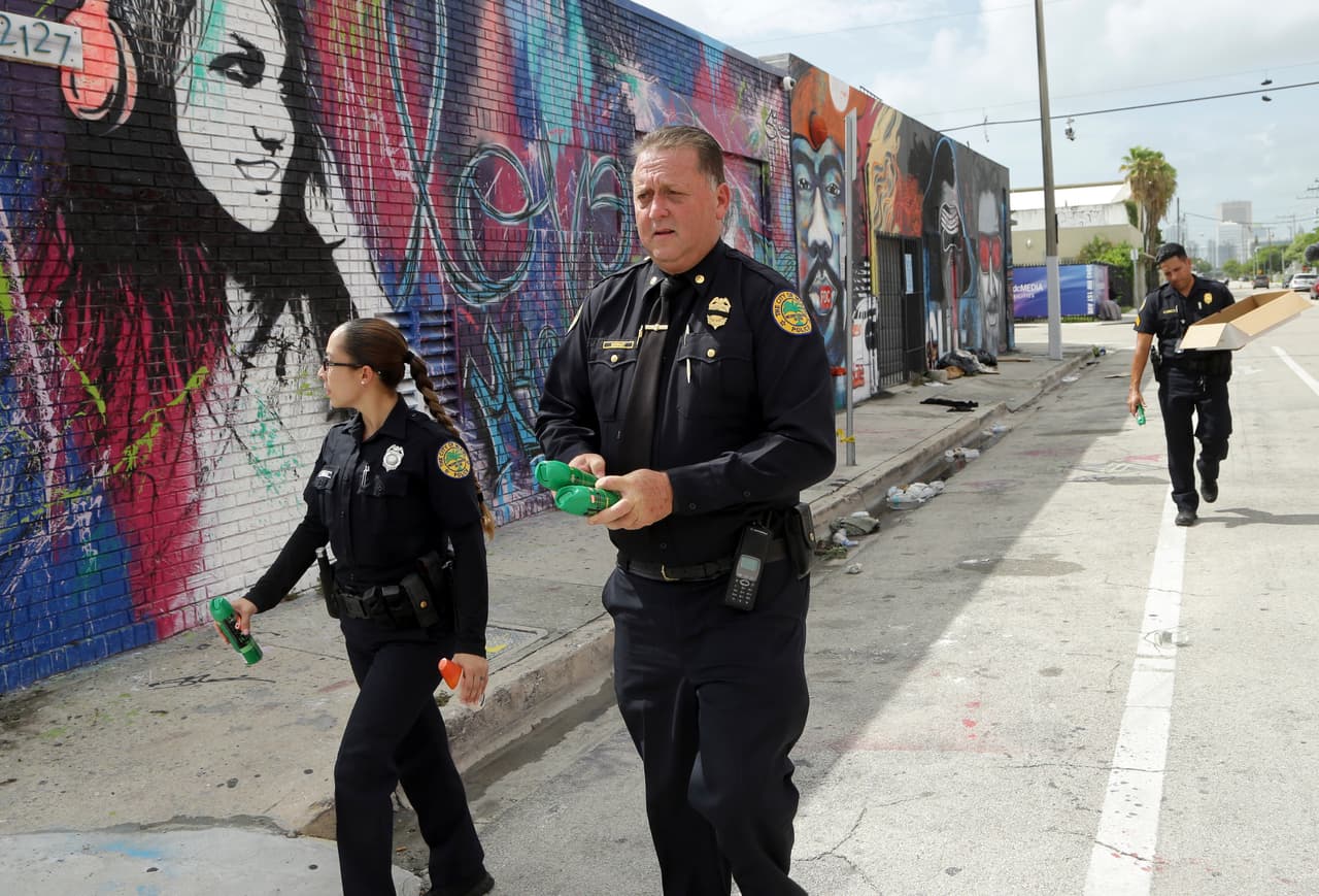 Agentes de la policía se volcaron a las calles para ayudar a repartir aerosoles preventivos contra la picadura de mosquitos.