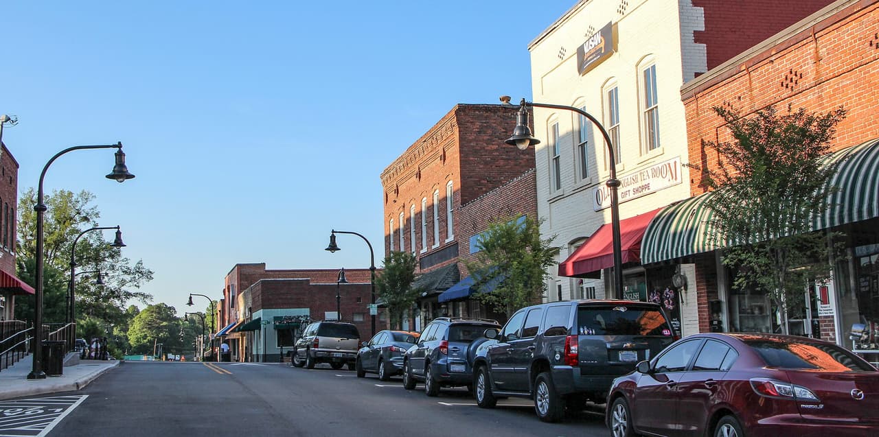 <b>4. WAKE FOREST</b>: La ciudad tiene 46,145 habitantes y es considerada mucho más grande que el promedio de ciudades pequeñas de otros estados. A pesar de su tamaño, conserva una tasa de delitos violentos relativamente pequeña de 0.5 casos por cada 1,000 habitantes por año.