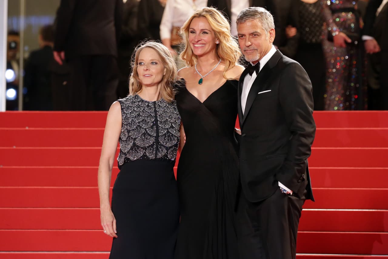 Jodie, Julia y George posaron para la prensa.