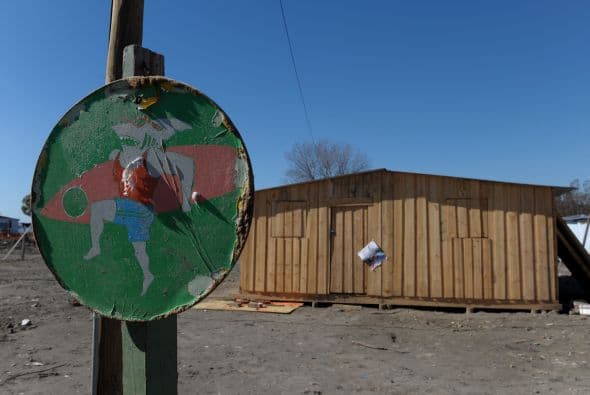 En el balneario de Dichato, al sur, los dueños de restaurantes y casonas residenciales se endeudaron para volver a levantar sus negocios arrasados por las olas. Hoy están frustrados por la baja del turismo, que estiman en un 70 por ciento.