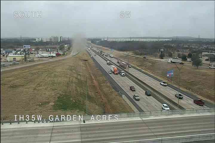 En la ciudad de Bedford la policía dijo que los vehículos en la carretera de peaje tendrán que salir por la salida de Brown Trail hacia la vía de acceso en dirección oeste.
<br>