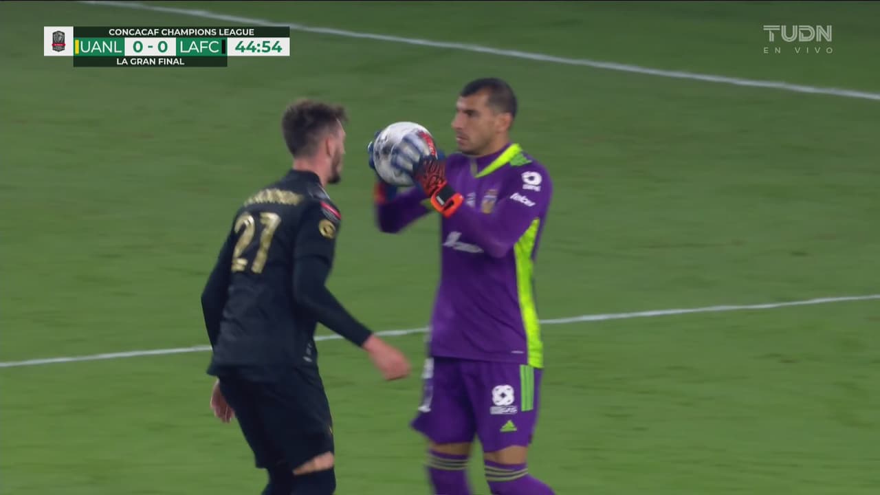 Nahuel Guzmán bromea con Tristan Blackmon en el área de Tigres