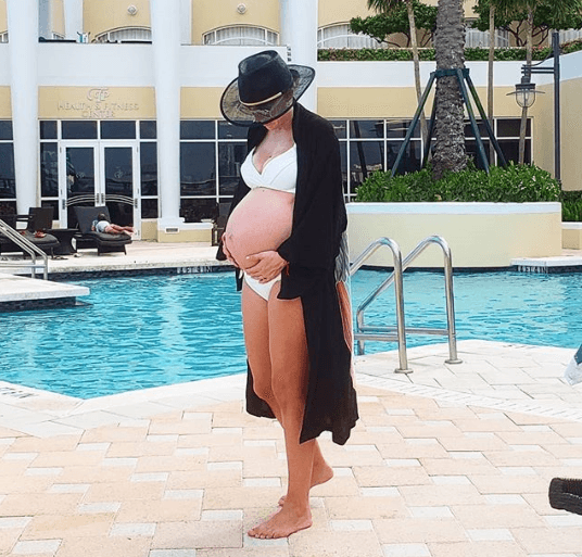 Recientemente la actriz presumió su pancita en la recta final de su cuarto embarazo. A través de redes sociales reveló sus nombres: Emilia y Paula.