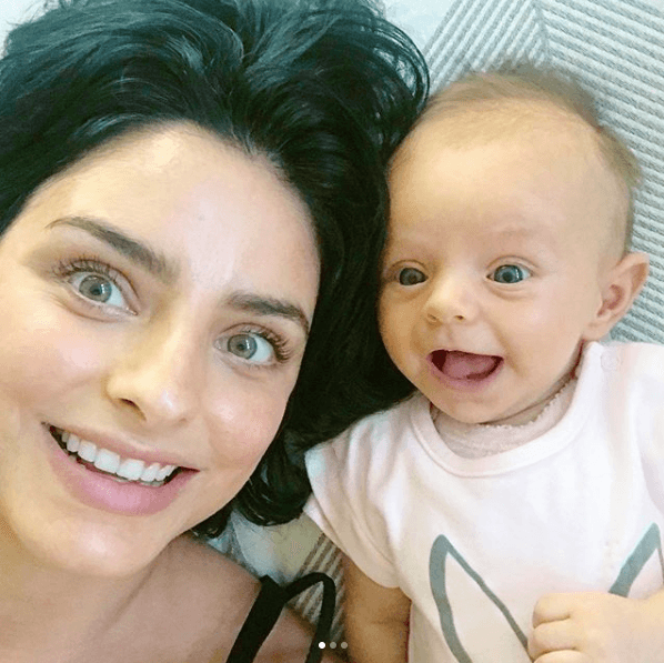 Otra madre primeriza y mexicana es la hija de Eugenio Derbez y esposa de Mauricio Ochmann, Aislinn Derbez, quien dio a luz a Kailani el pasado 25 de febrero en Los Ángeles, California.