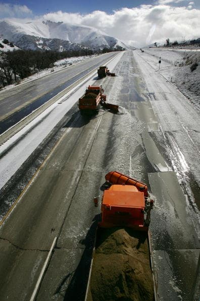 Las autoridades no bajan las alertas ya que las húmedas condiciones del pavimento en combinación con las bajas temperaturas crean una capa de 'Hielo Negro' conocido como una amenaza para los conductores.