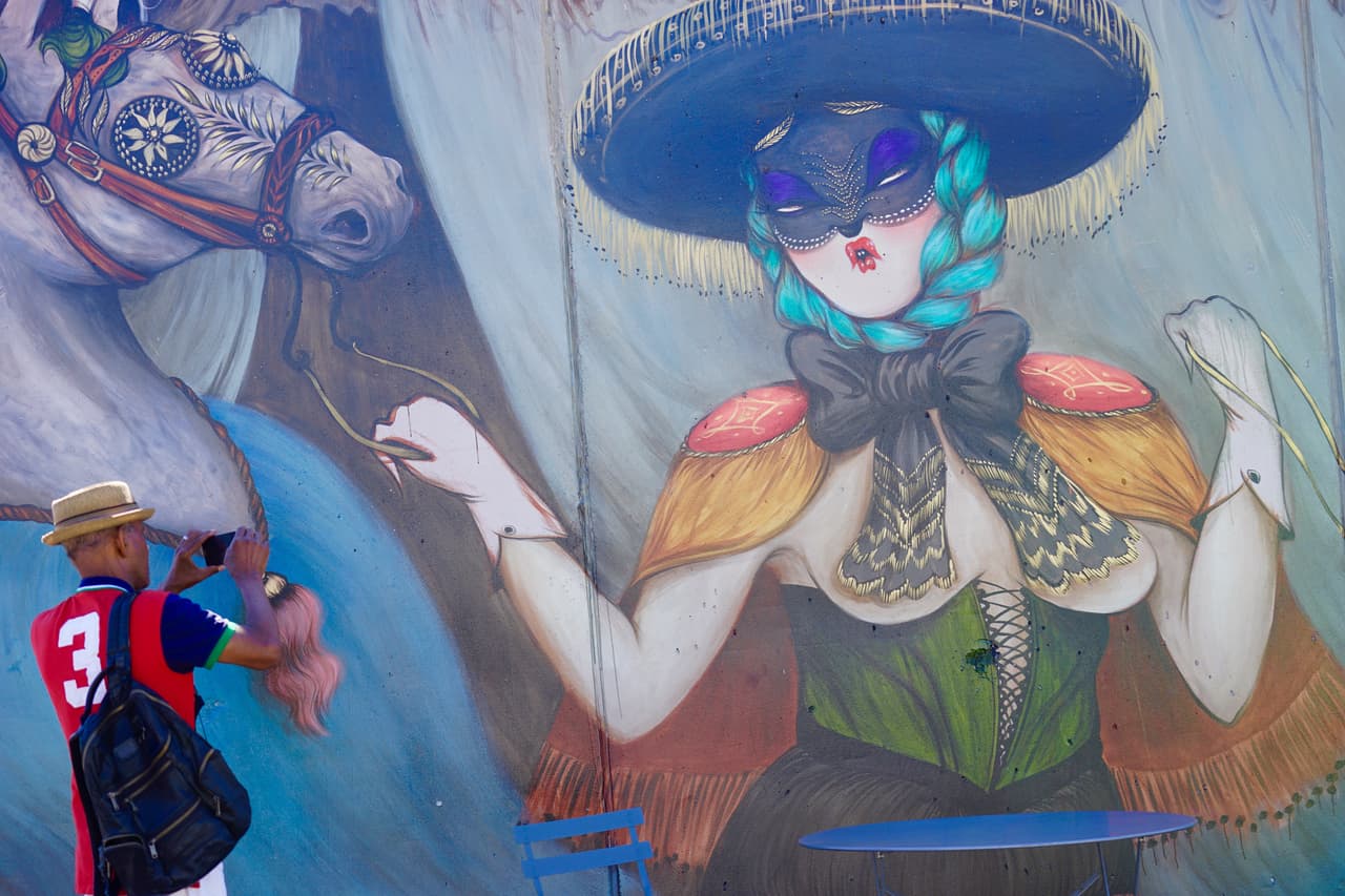 La francesa Miss Van plasmó una de sus famosas mujeres en Coney Island.