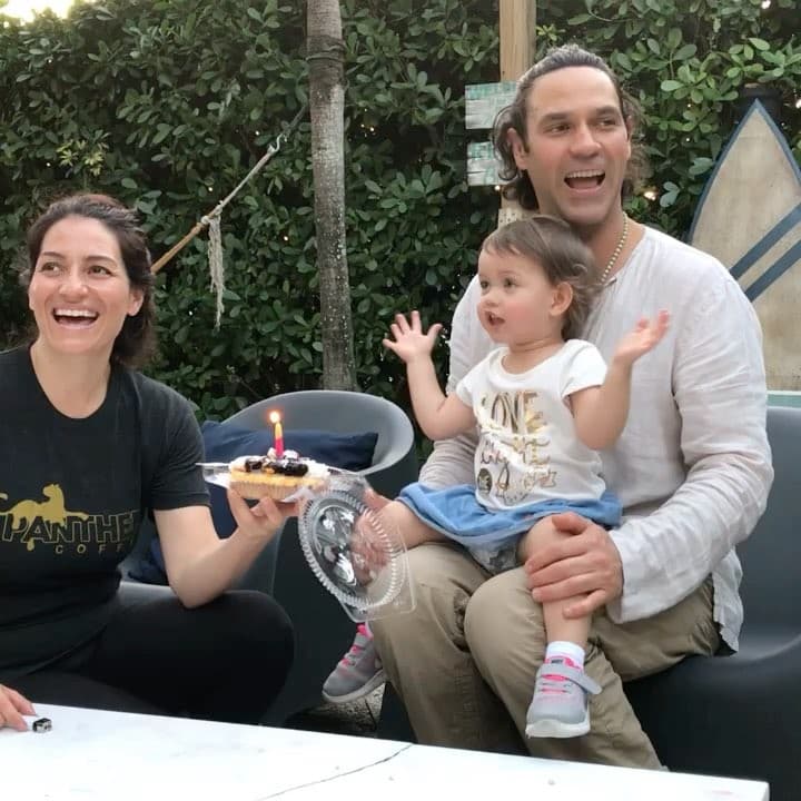 En esa ocasión, Lanús admitió que se comprometió tanto con su papel de padre que se involucró muchísimo en el cuidado de su hija, tanto que cuando la bebé empezó a hablar, también le decía mamá.