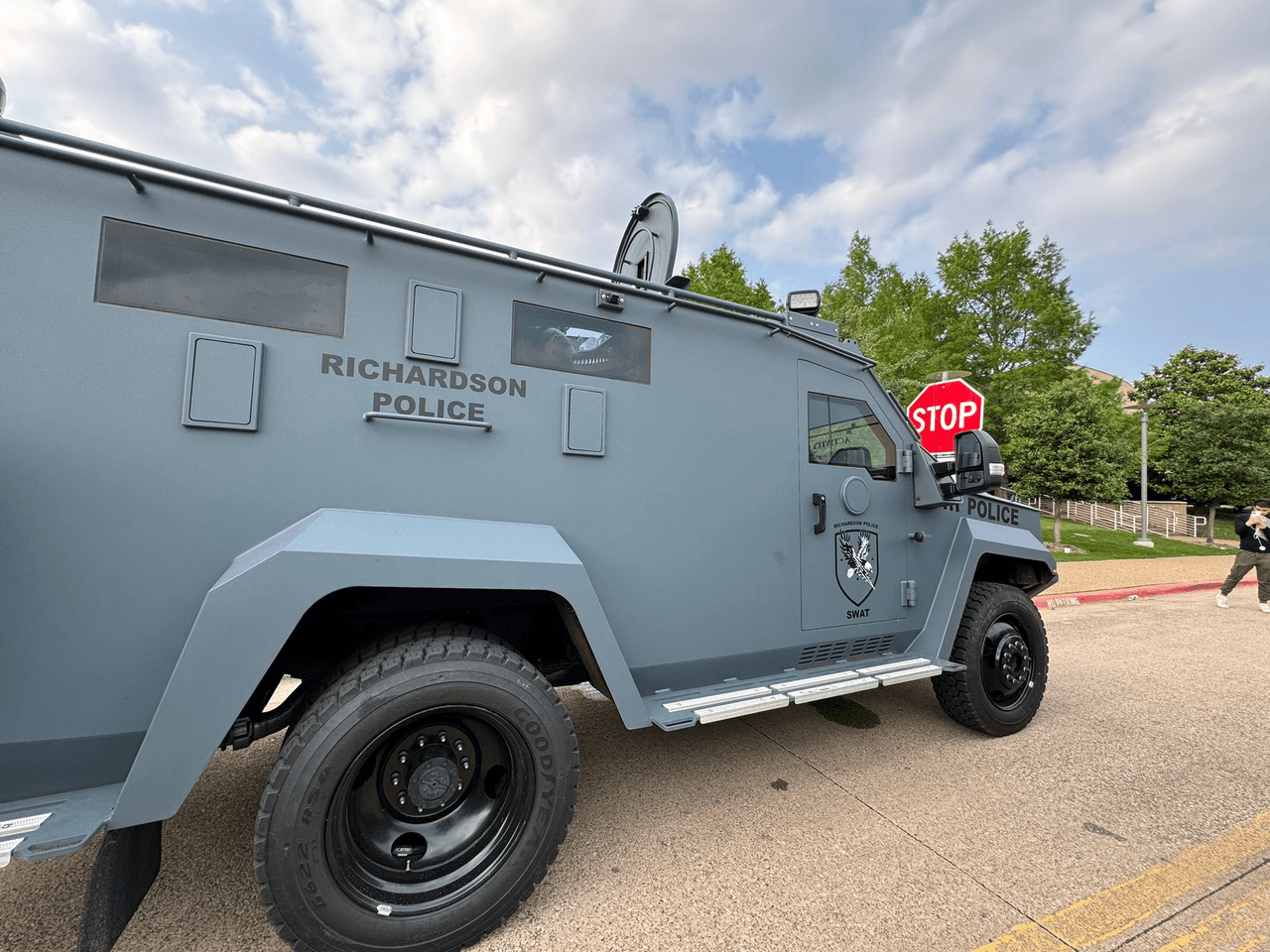 La unidad antimotines de la policía de Richardson se hizo presente, pues la tensión aumentó ante la desobediencia civil de algunos universitarios en la protesta.
