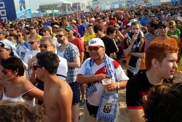 Bélgica y EEUU protagonizan el último choque de octavos de final del Mundial Brasil 2014 y sus fans se apasionan.