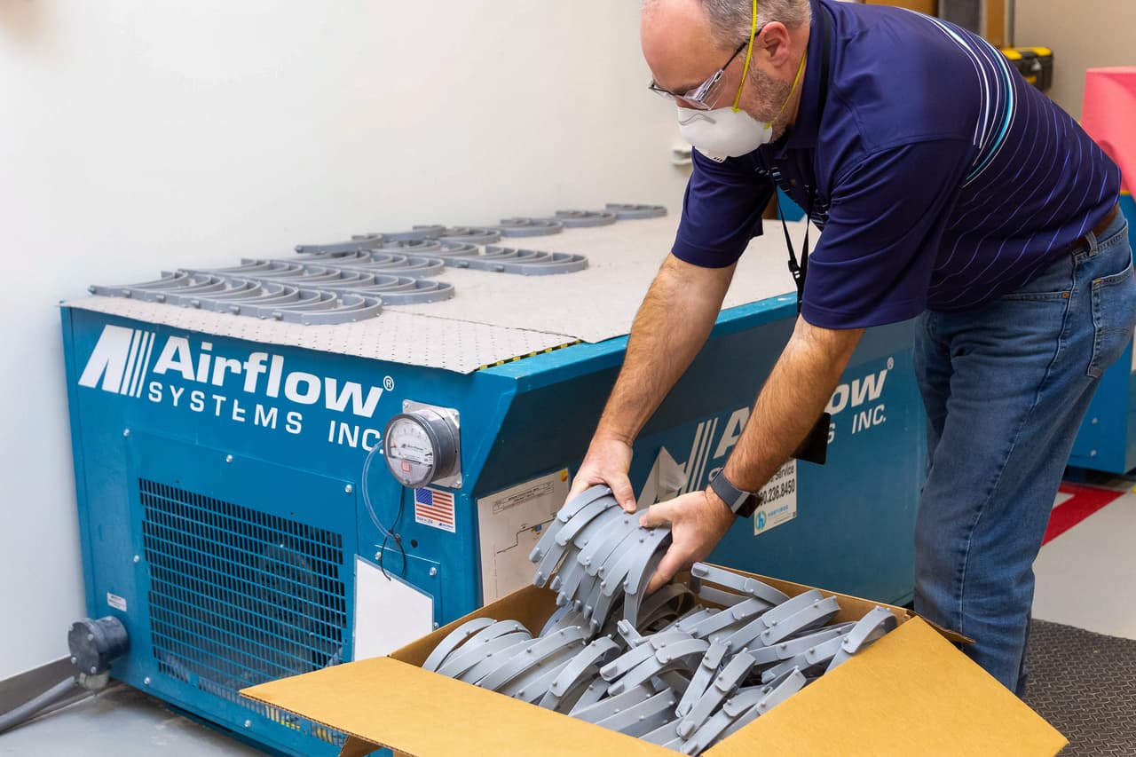 Trabajadores de General Motors producen protectores faciales utilizando impresión 3D en el GM Tech Center en Warren, Michigan.