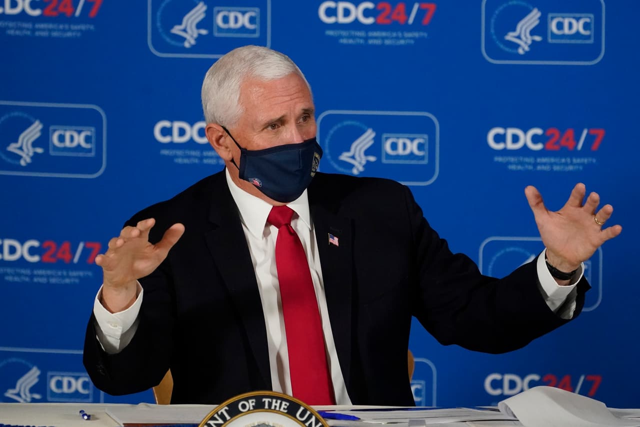 El vicepresidente Mike Pence viajó a Georgia para apoyar la campaña de los republicanos a la segunda vuelta para el Senado de EEUU. 
<br>
<br>Loeffler saluda a la multitud durante un mitin de campaña el viernes 20 de noviembre de 2020 en Canton, Georgia. La senadora estadounidense busca su reelección en la segunda vuelta que se llevará a cabo el 5 de enero.