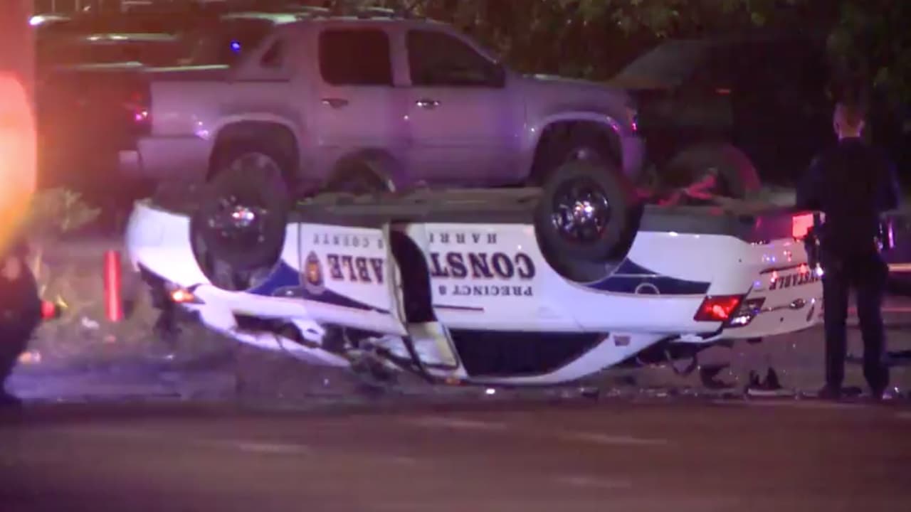 De momento no se ha informado que tipo de cargos enfrentará el conductor que iba persiguiendo el oficial del condado Harris.