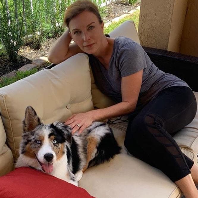 Aunque a ella le inquieta estar lejos de casa,
<b><a href="https://www.univision.com/famosos/luego-de-tres-perdidas-laura-flores-goza-el-ser-madre-asi-han-crecido-sus-cuatro-hijos-fotos"> a sus hijos parece no preocuparles en lo más mínimo, al contrario. </a></b>