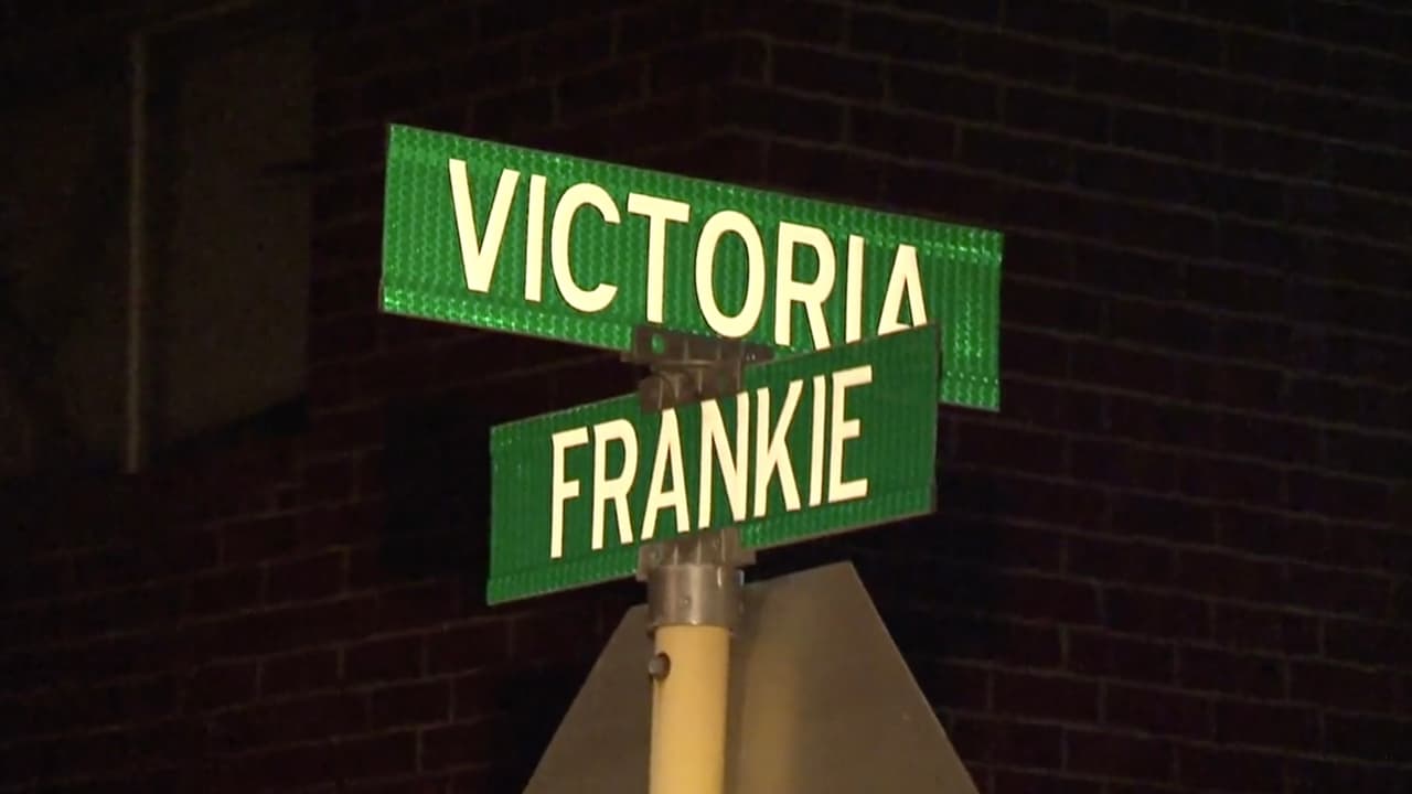 Parecía una noche apacible, pero de pronto fue interrumpida por una serie de disparos que llegaron a oídos de oficiales que atendían otra escena cerca del lugar.