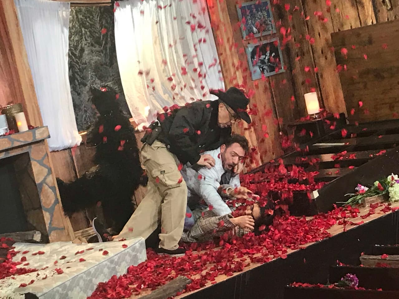 También llegó el guardabosques. Una vez que quedaron libres de los osos, aquello se volvió una lluvia de pétalos de rosas y mucho amor.