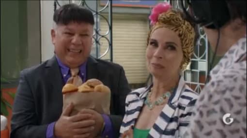 Por su parte, los López Pérez aprovechan el buffet de la productora para llevarse toda la comida posible.
<br>