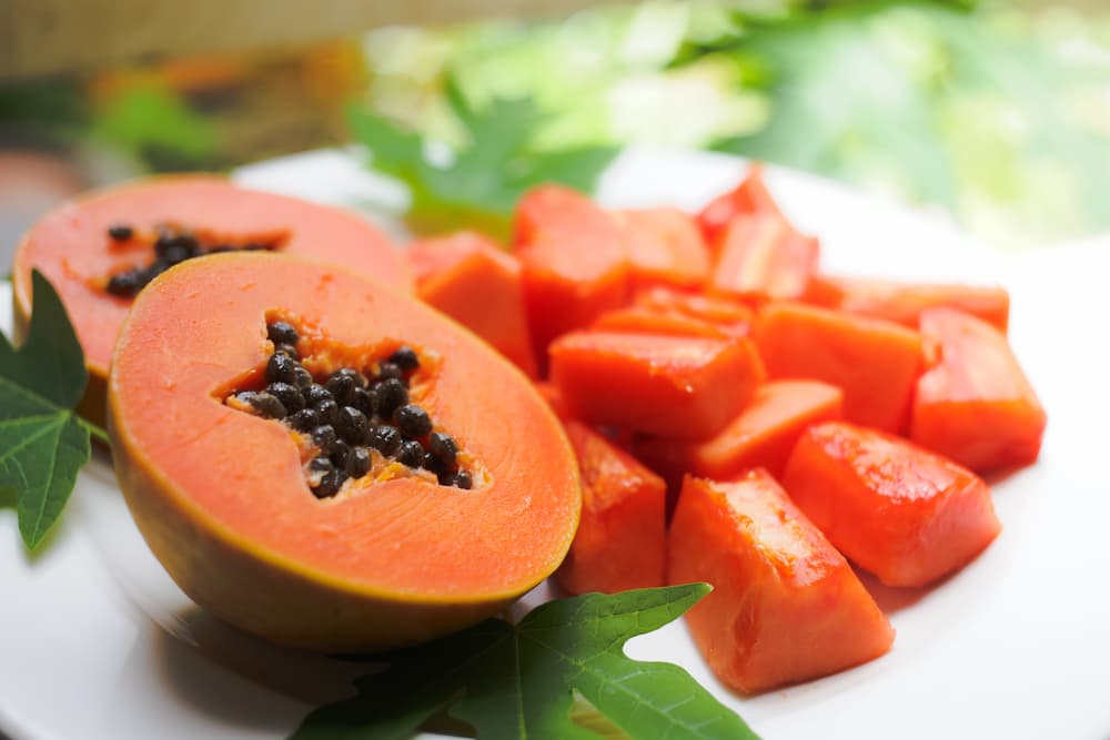 Es un alimento muy recomendado para nuestra dieta diaria, pues la papaya contiene una enzima llamada papaína que favorece el sistema digestivo. Por eso es buenísima cuando tienes dificultad por ir al baño.