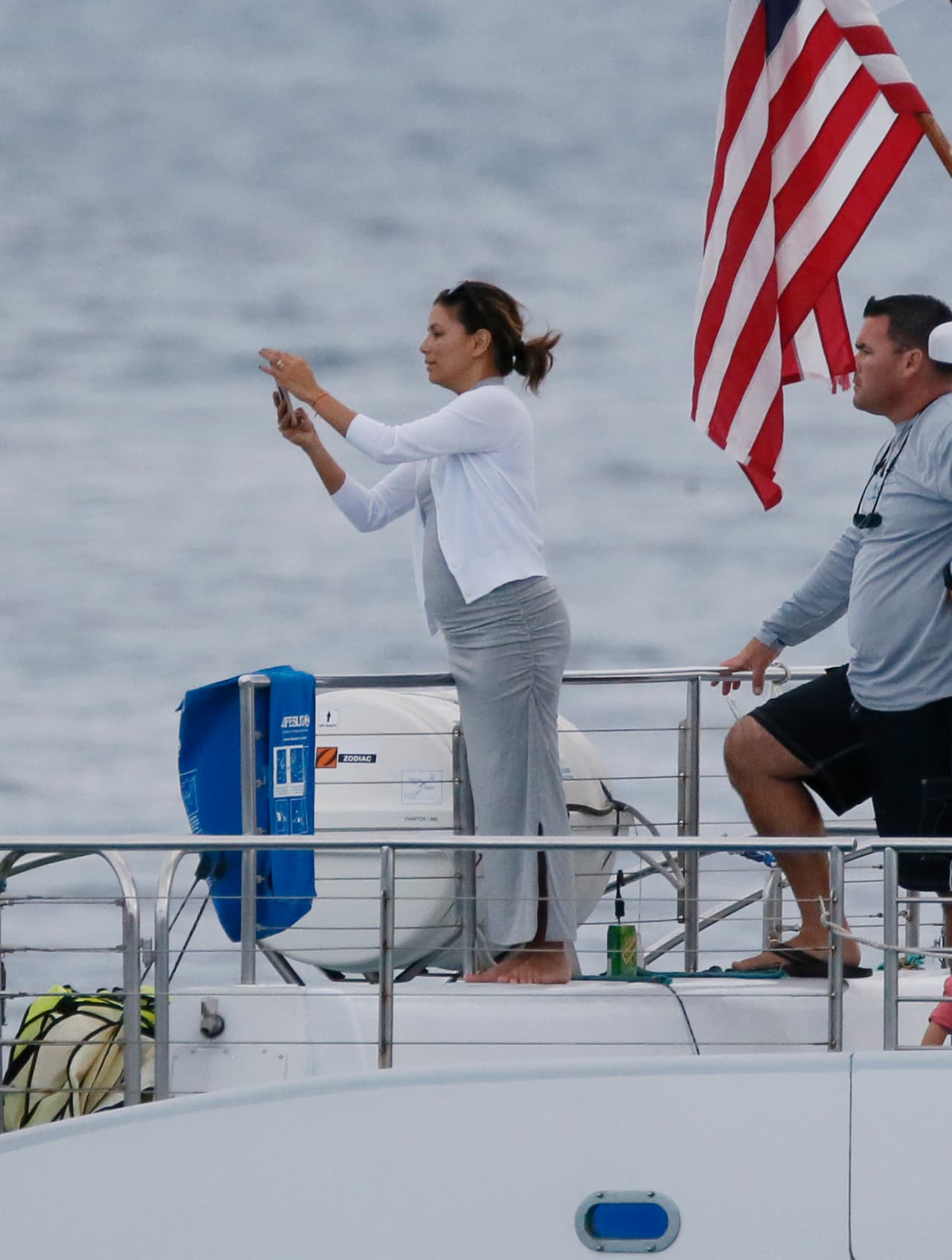 Mientras Eva Longoria capturaba una imagen para la posteridad, un paparazzi obtuvo esta imagen de la delgada actriz, cuyo vientre luce sospechosamente abultado.